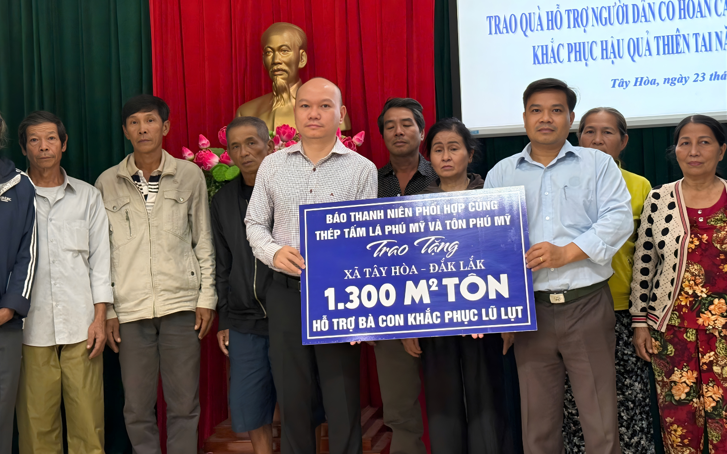 Đại diện Tôn Phú Mỹ trao tặng tôn lợp mái cho bà con vùng lũ tại Đắk Lắk