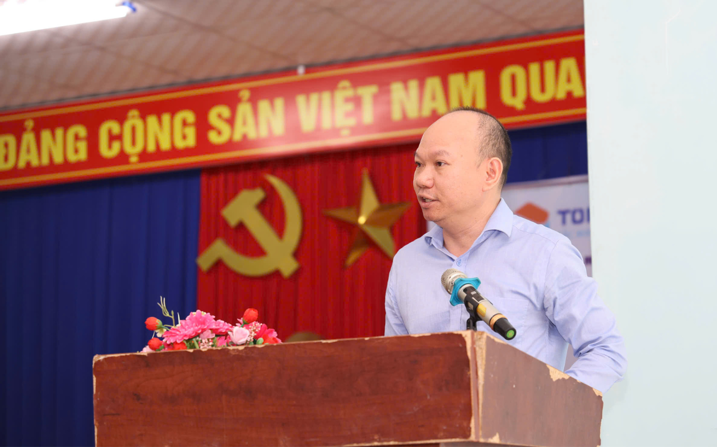 Ông Nguyễn Hữu Kế - Phó tổng giám đốc Công ty TNHH MTV Thép Tấm Lá Phú Mỹ phát biểu chia sẻ tinh thần sẻ chia cùng cộng đồng