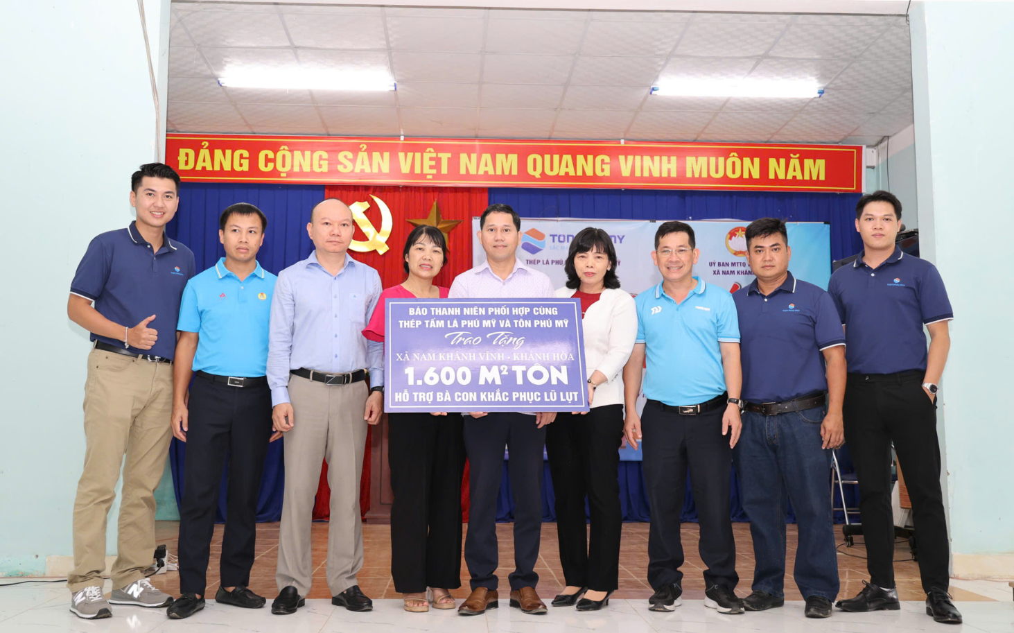 Đại diện Tôn Phú Mỹ trao tặng tôn lợp mái cho bà con vùng lũ tại Khánh Hòa