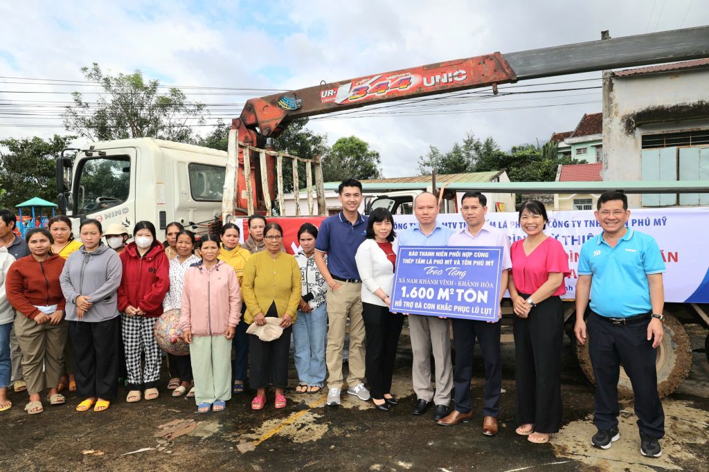 Lễ trao tặng 1.600 m2 tôn mạ màu Phú Mỹ hỗ trợ bà con xã Nam Khánh Vĩnh, Khánh Hòa khắc phục hậu quả thiên tai