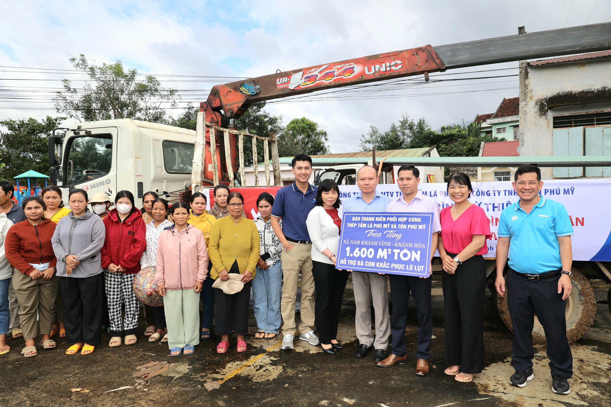 Lễ trao tặng 1.600 m2 tôn mạ màu Phú Mỹ hỗ trợ bà con xã Nam Khánh Vĩnh, Khánh Hòa khắc phục hậu quả thiên tai