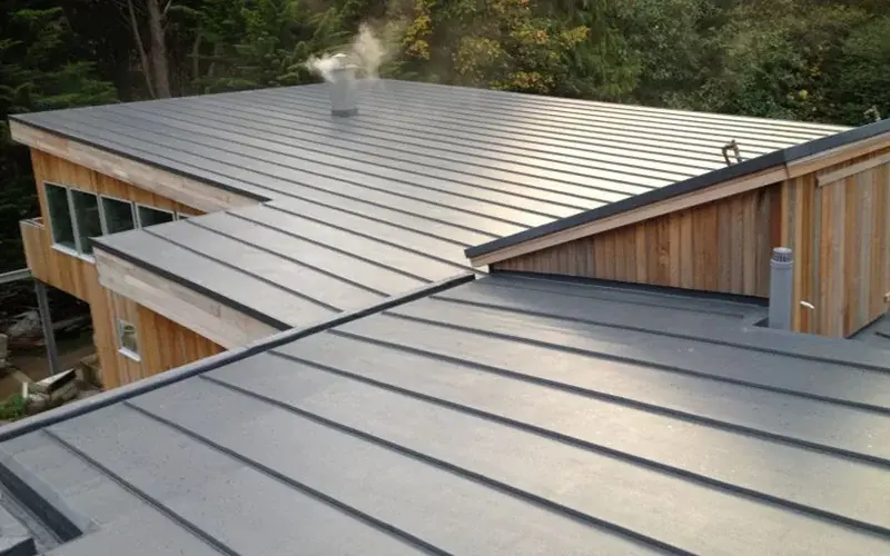 Nhà mái bằng lợp tôn cần bố trí máng xối hợp lý