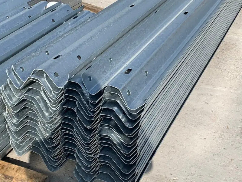 Tôn kẽm phù hợp với các công trình tạm thời, không yêu cầu cao về tuổi thọ