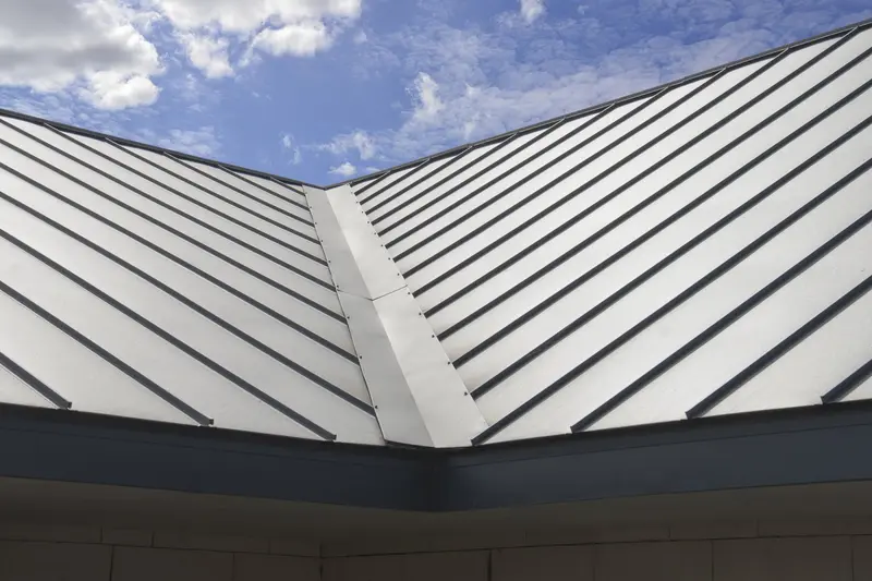 Độ bền tôn lạnh từ 20 - 30 năm, trong khi tôn kẽm chỉ 10 - 15 năm