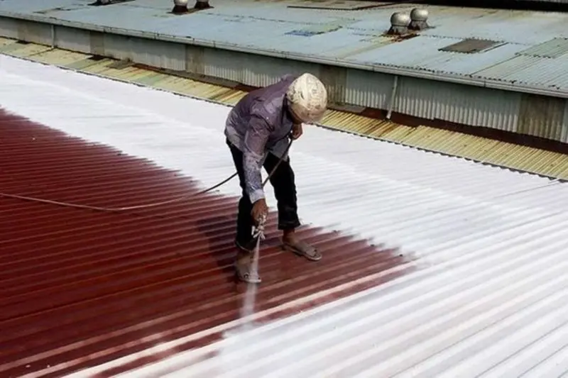 Chà sạch và sơn lớp phủ bảo vệ cho tôn