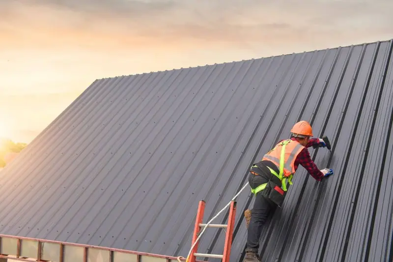 Cách gia cố mái tôn chống bão quan trọng chính là siết chặt, thay mới vít mái tôn