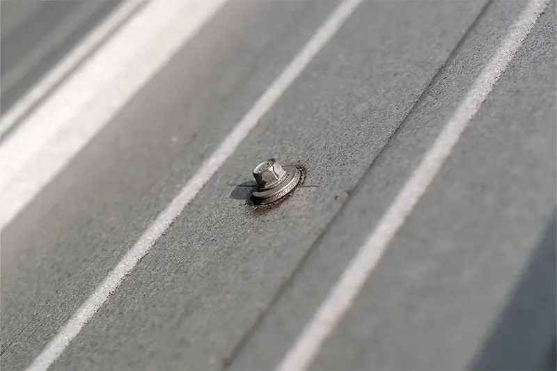 Cần thay vít có ron cao su và đảm bảo vít được bắn đúng kỹ thuật