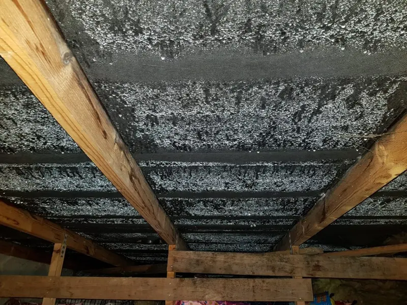 Độ ẩm không khí cao và thông gió kém là nguyên nhân khiến mái tôn bị đọng sương