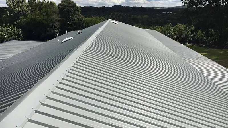 Khi gia cố mái tôn bạn cần đảm bảo an toàn khi thi công và xác định đúng nguyên nhân