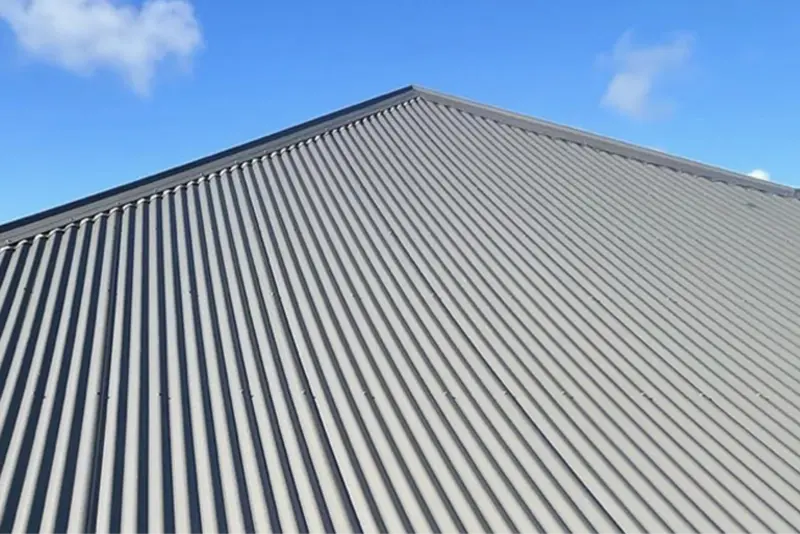 Hãy lựa chọn thuê thợ chuyên nghiệp trong trường hợp mái nhà cần gia cố có diện tích quá lớn hoặc xuống cấp nặng