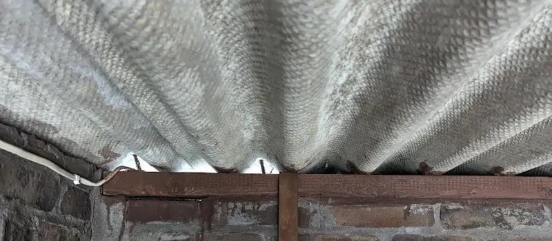 Khi mái tôn giáp tường bị hở, giải pháp chống dột thường là lắp tôn úp, bơm keo và dán màng chống thấm