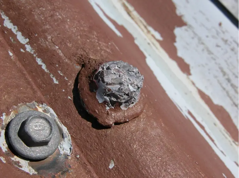 Xử lý chống dột do bị hở hoặc rỉ sét lỗ đinh vít bằng cách thay mới và bơm keo