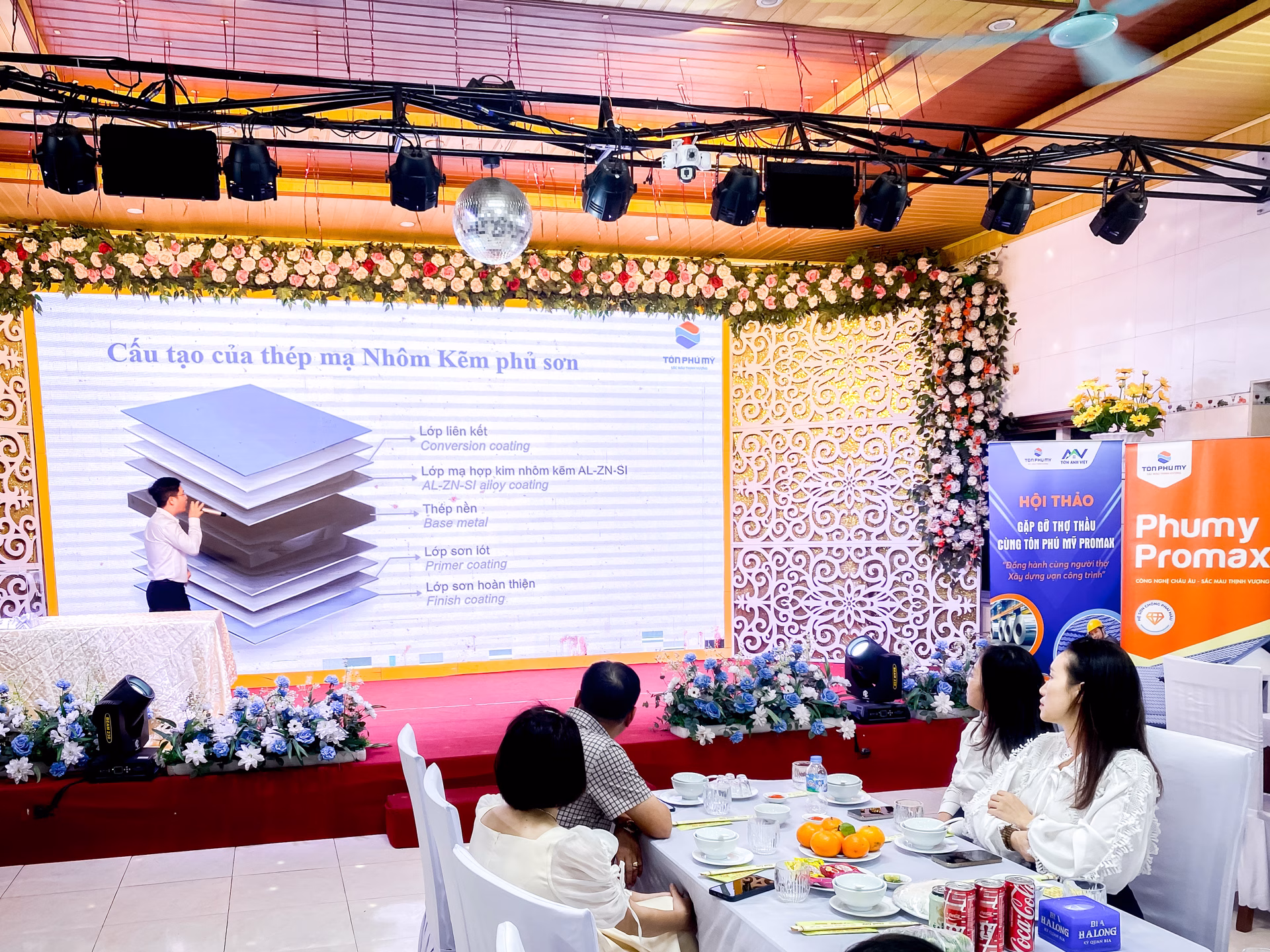 Đại diện Tôn Phú Mỹ giới thiệu về tôn Phumy Promax