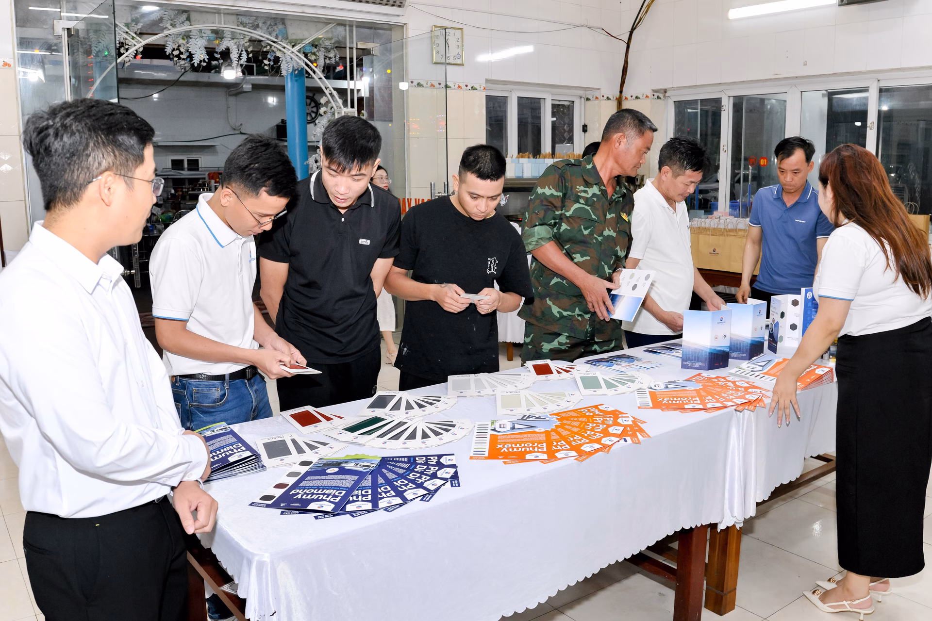 Không gian trưng bày các mẫu sản phẩm tại hội thảo Tôn Phú Mỹ và Tôn Anh Việt